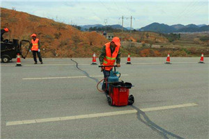 水泥混凝土道路路面的伸縮縫需要灌縫什么樣的瀝青材料呢？