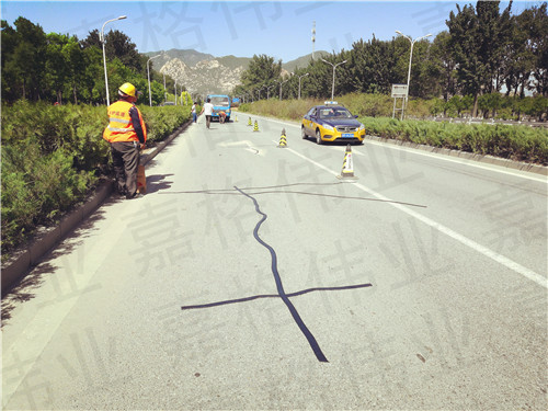 嘉格公路貼縫帶讓道路養(yǎng)護(hù)不再苦、臟、累