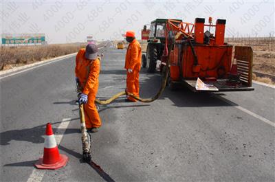 針對(duì)道路路面裂縫,應(yīng)采取什么樣的嘉格灌縫膠進(jìn)行灌縫處理呢？